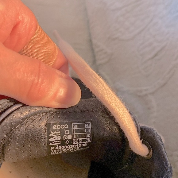 Navy Blue ECCO Leather sneakers. Size39EU/8US. Slight scuff on upper right shoe - Picture 15 of 16